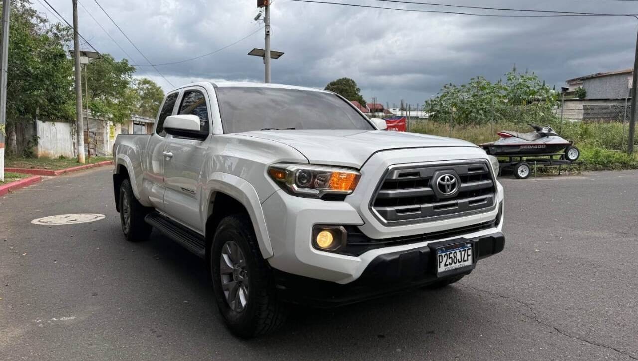 TOYOTA TACOMA SR5 2017 4X2