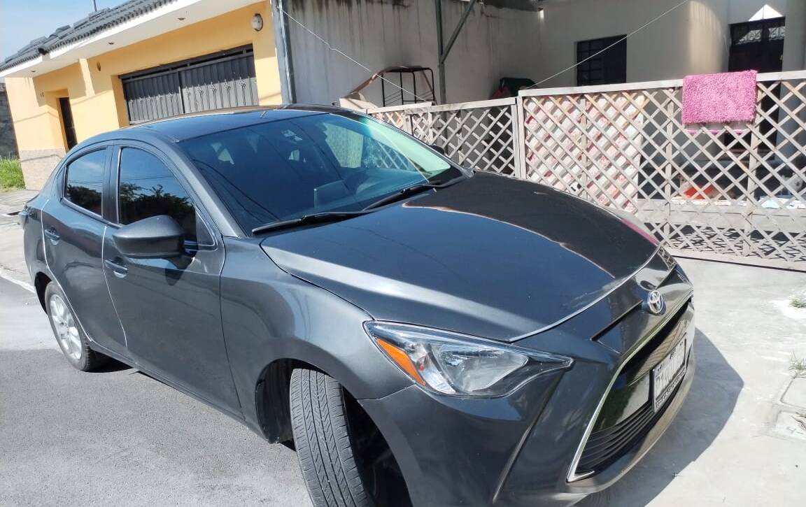 Toyota Yaris iA 2018 – Gris • Económico y moderno ✨🚗