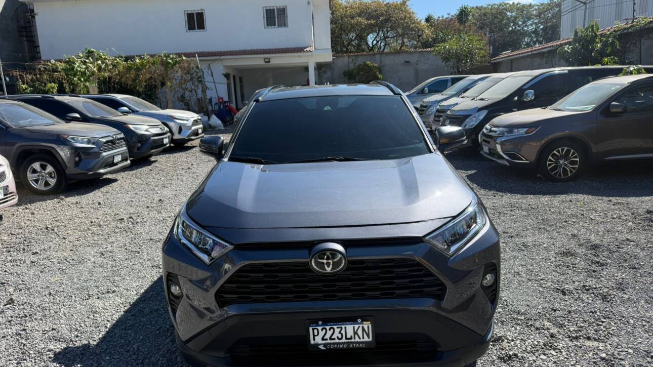 🚘 TOYOTA SUV GRIS – EXCELENTE ESTADO 🚘¡CONFIABILIDAD, CONFORT Y ESTILO TOYOTA!