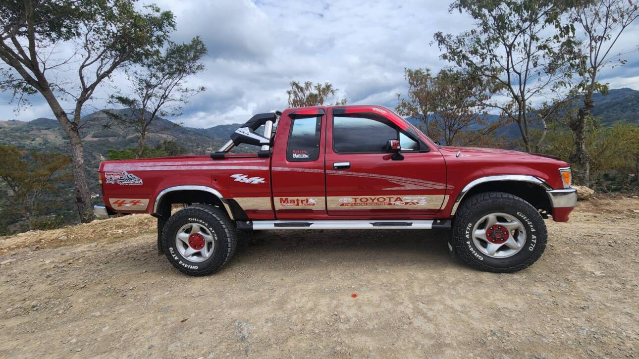 TOYOTA PICKUP 4×4 V6